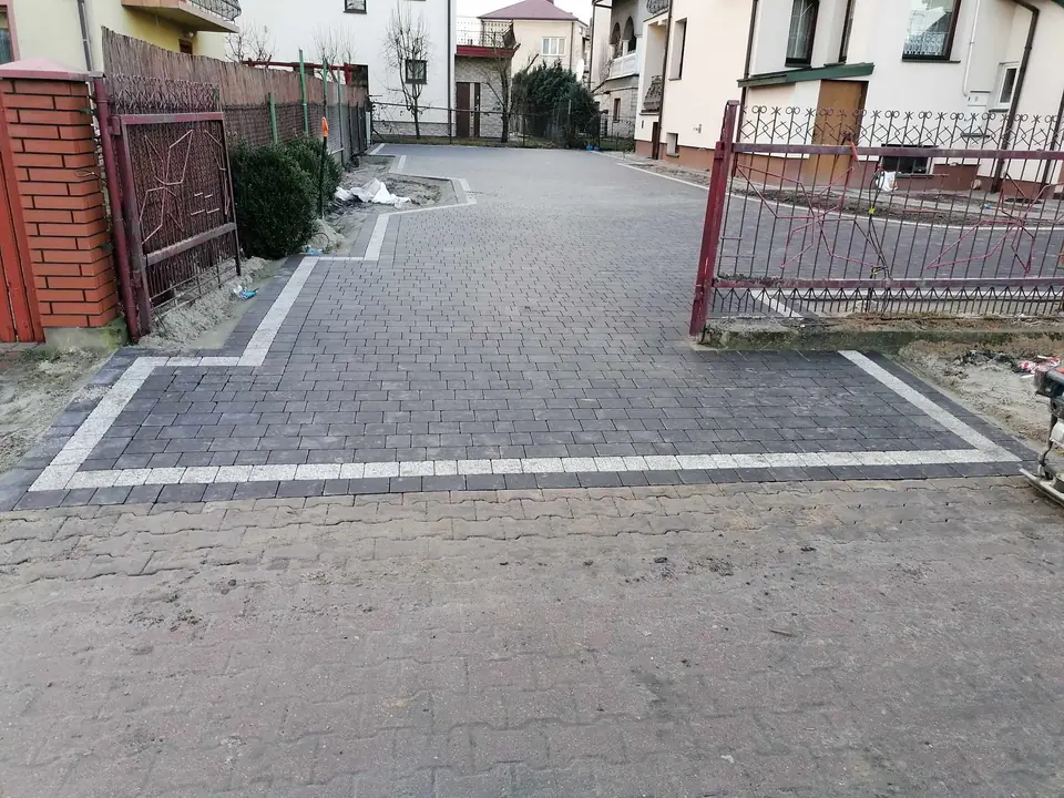 Podjazd z kostki przed domem