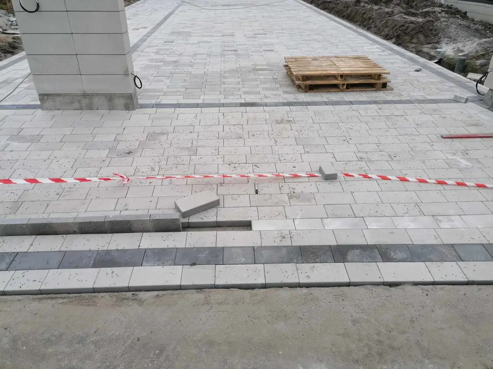 Jakie błędy w projektowaniu podjazdów i chodników powodują kosztowne poprawki?