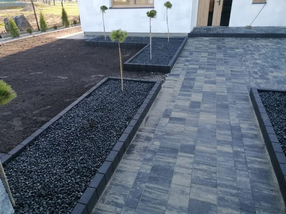 Realizacja GARDENBRUK: ogród i nawierzchnia z kostki