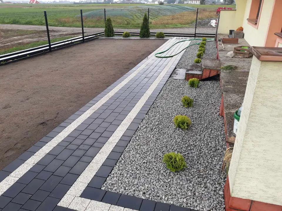 Jak dobrze dobrana kostka brukowa podnosi wartość nieruchomości?