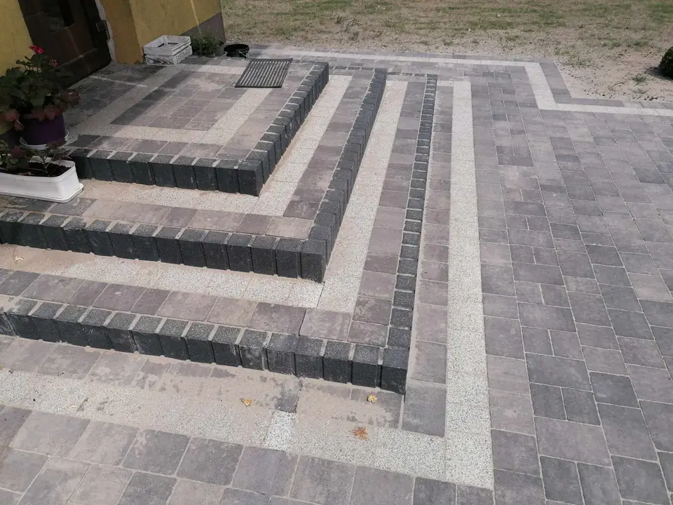 Schody z jasnymi pasami przed domem