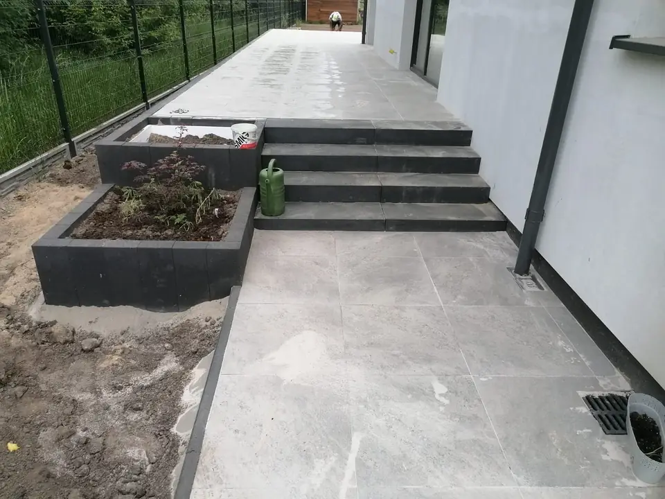 Schody z podestem przy domu