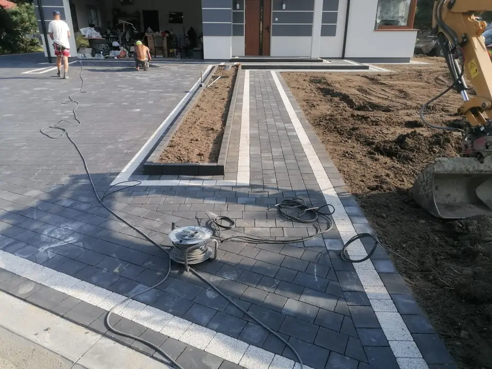 Ścieżka z obramowaniem z jasnej kostki